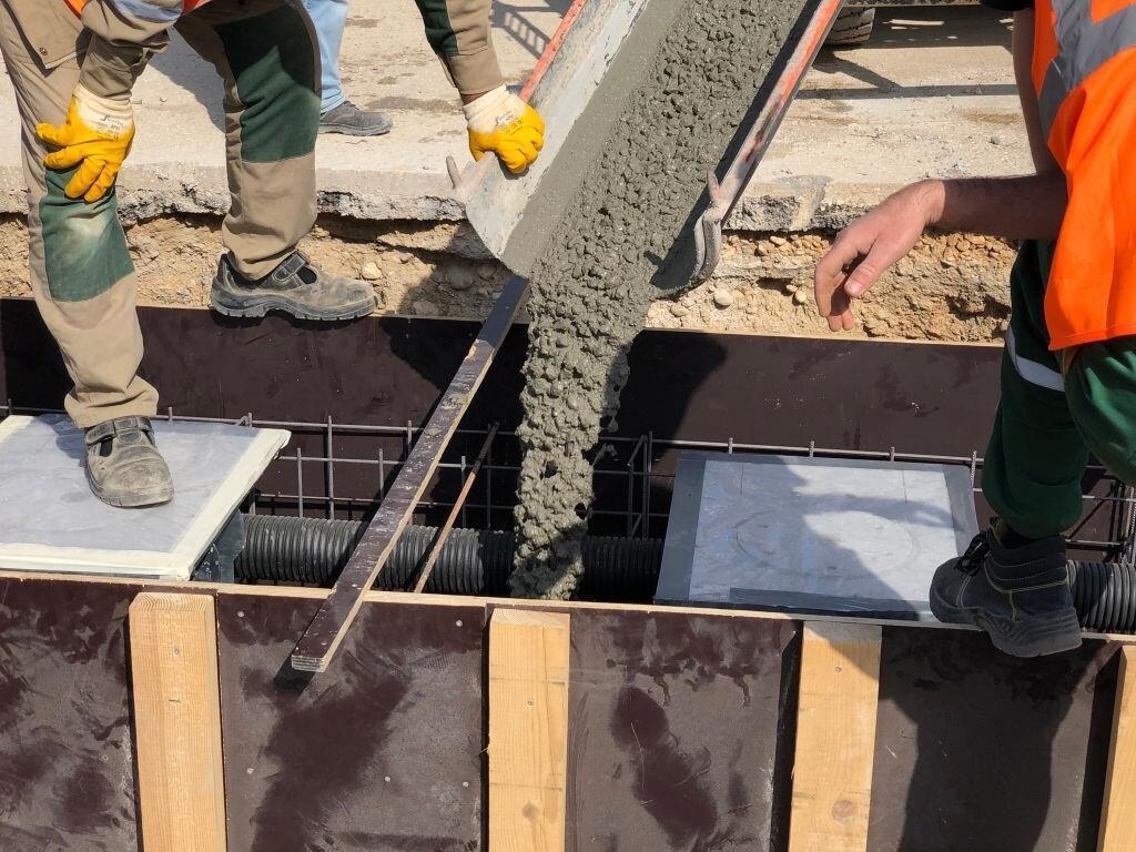Заливка мостового бетона марки М550 класса б40 в опалубку