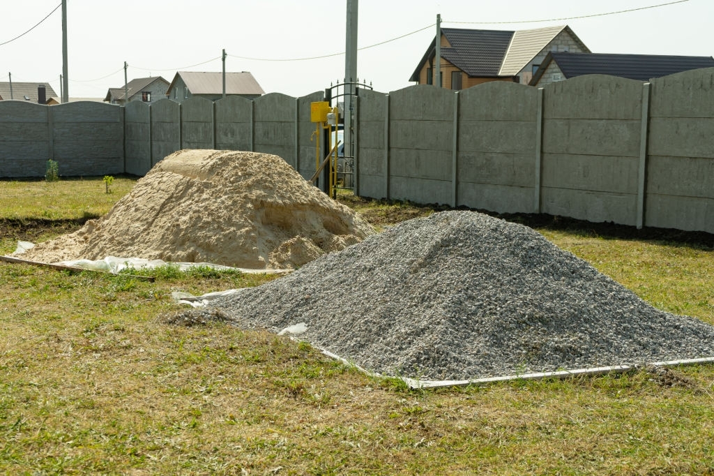 Доставка строительного песка и щебенки для производства обогащенной песчано-гравийной смеси