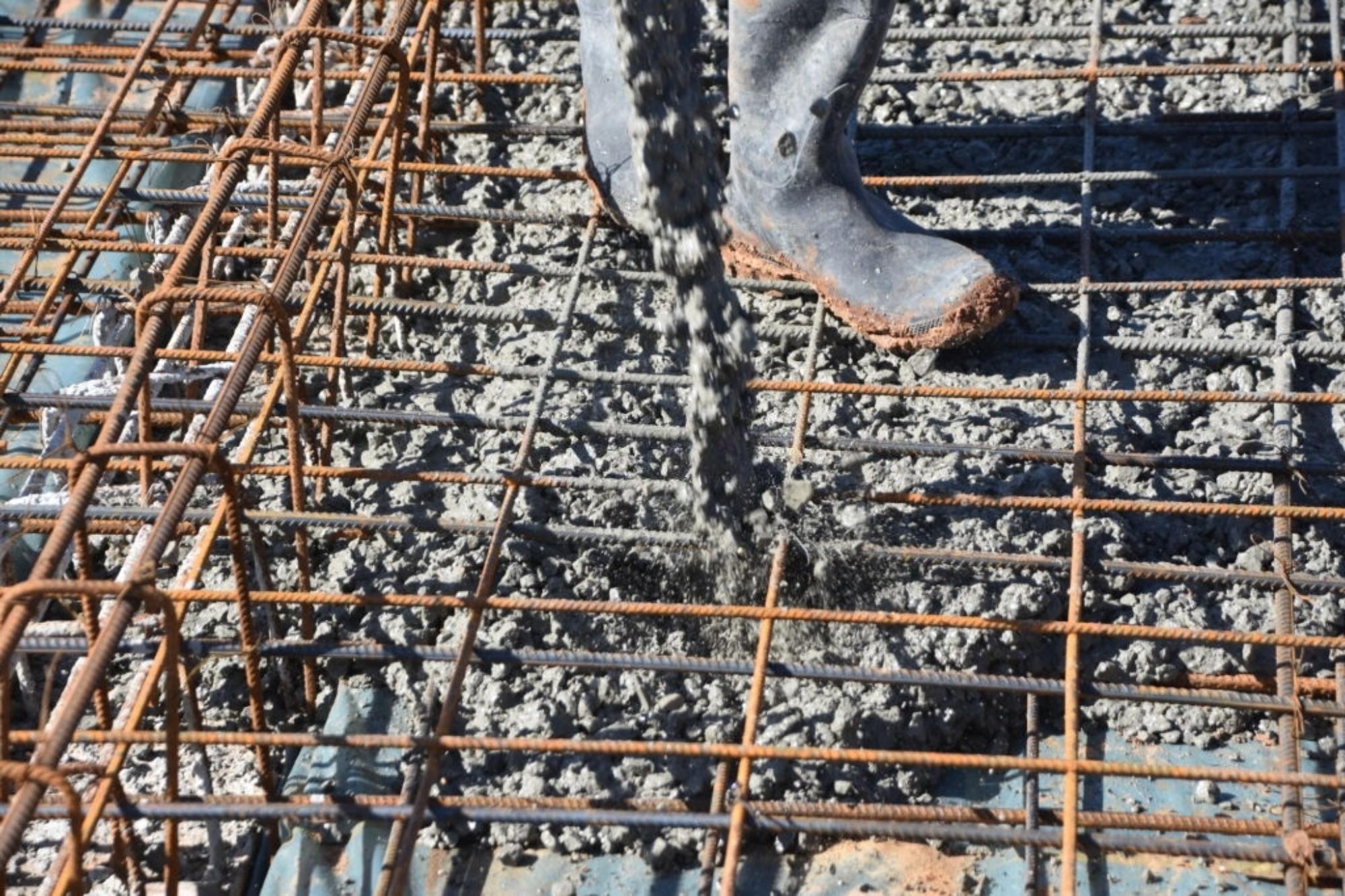 Заливка гранитного бетона М500 в фундаментную плиту