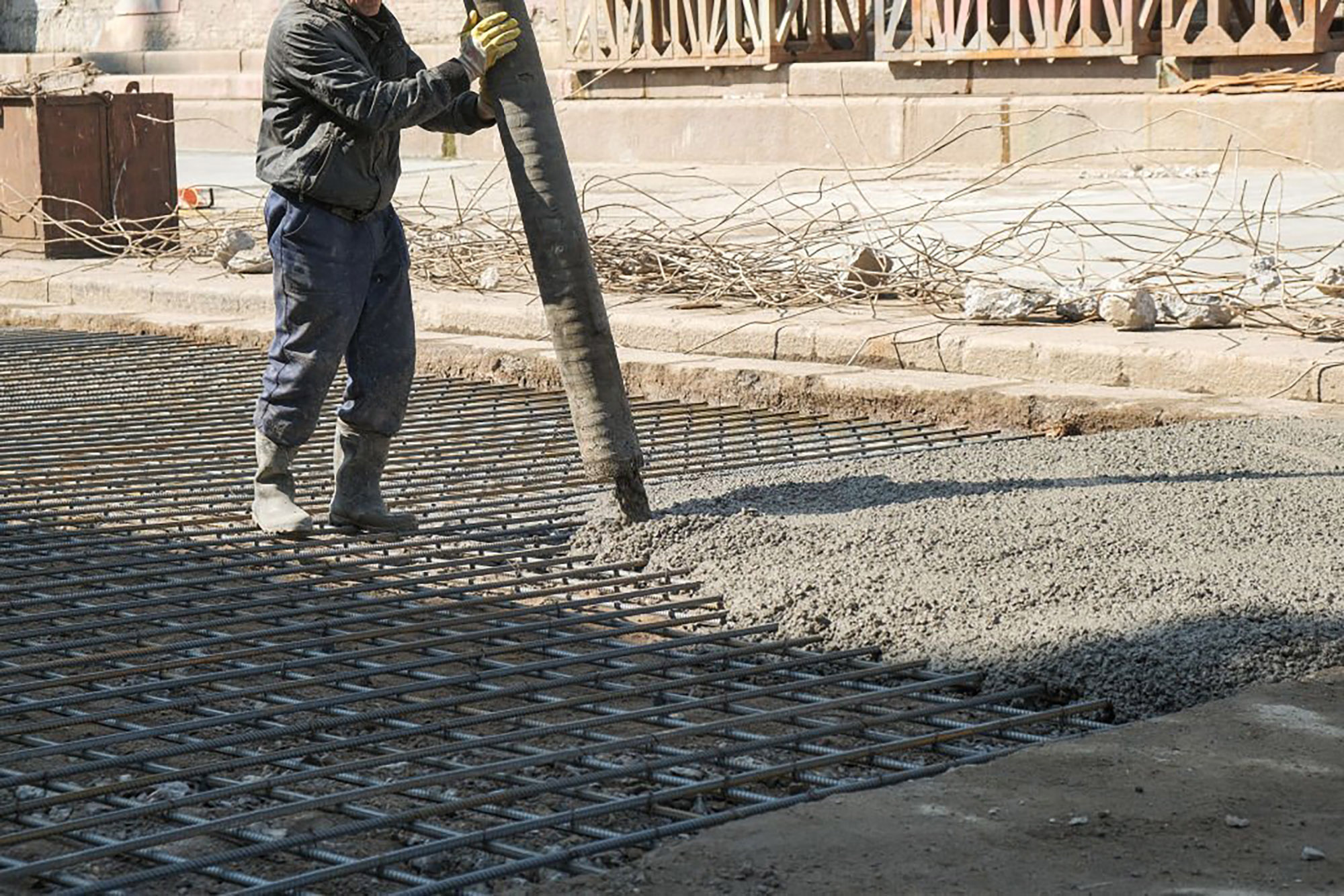 бетонщик заливает бетон